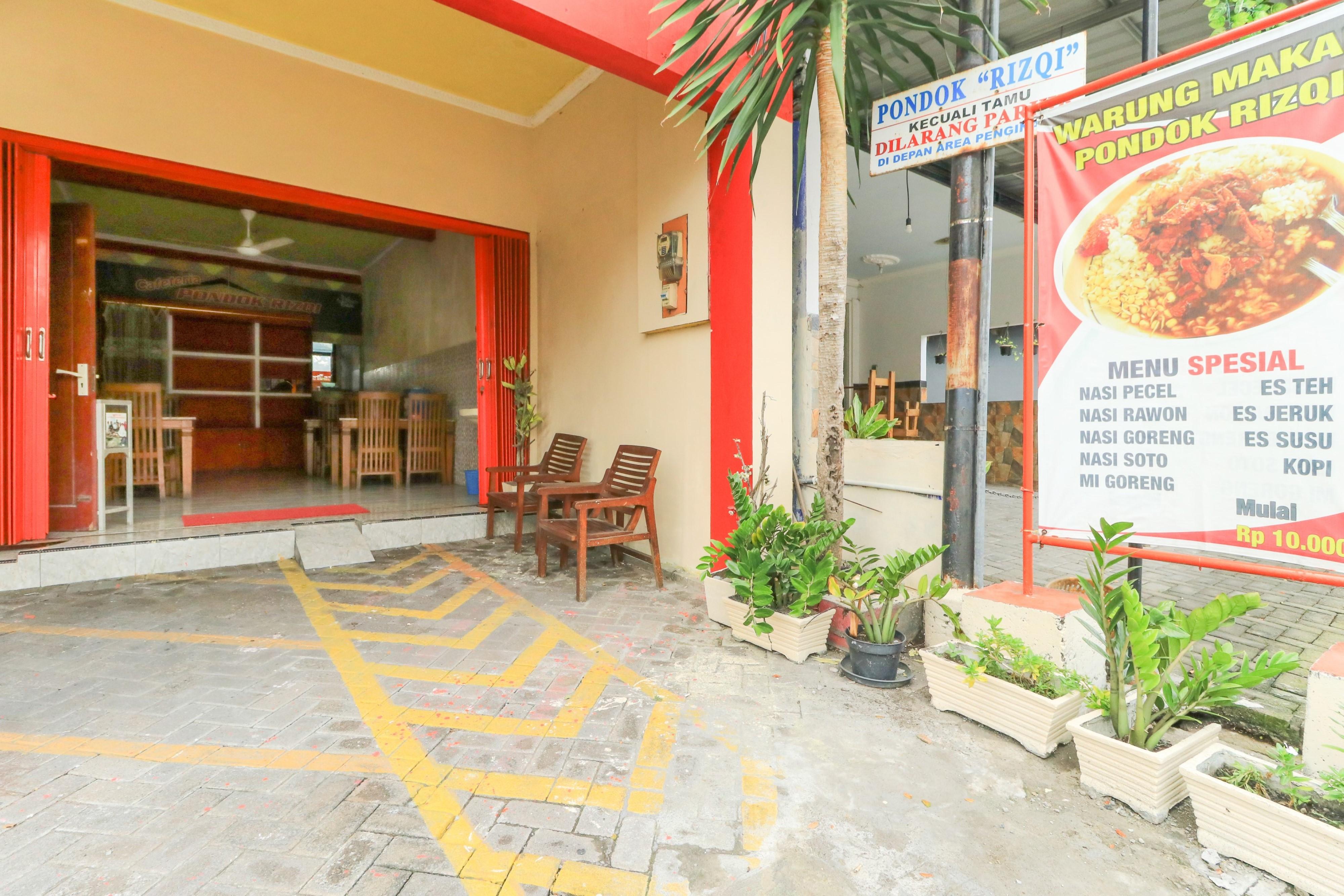 Penginapan Pondok Rizqi Syariah Brebek Exterior foto
